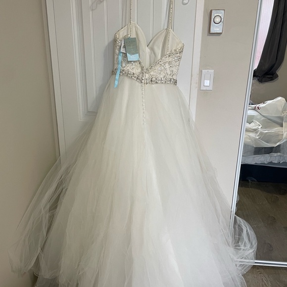 Never worn wedding dress with tags on - Picture 6 of 9